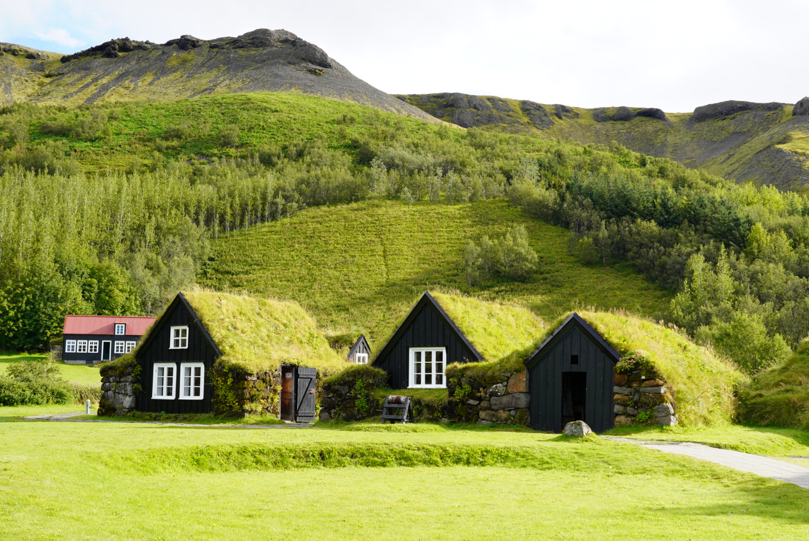 Discovering Iceland: A Journey Through Its Natural Wonders